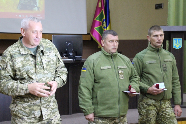 Двох прикордонників, які врятували жінку на Херсонщині нагородили нагрудними знаками Міністерства внутрішніх справ України
